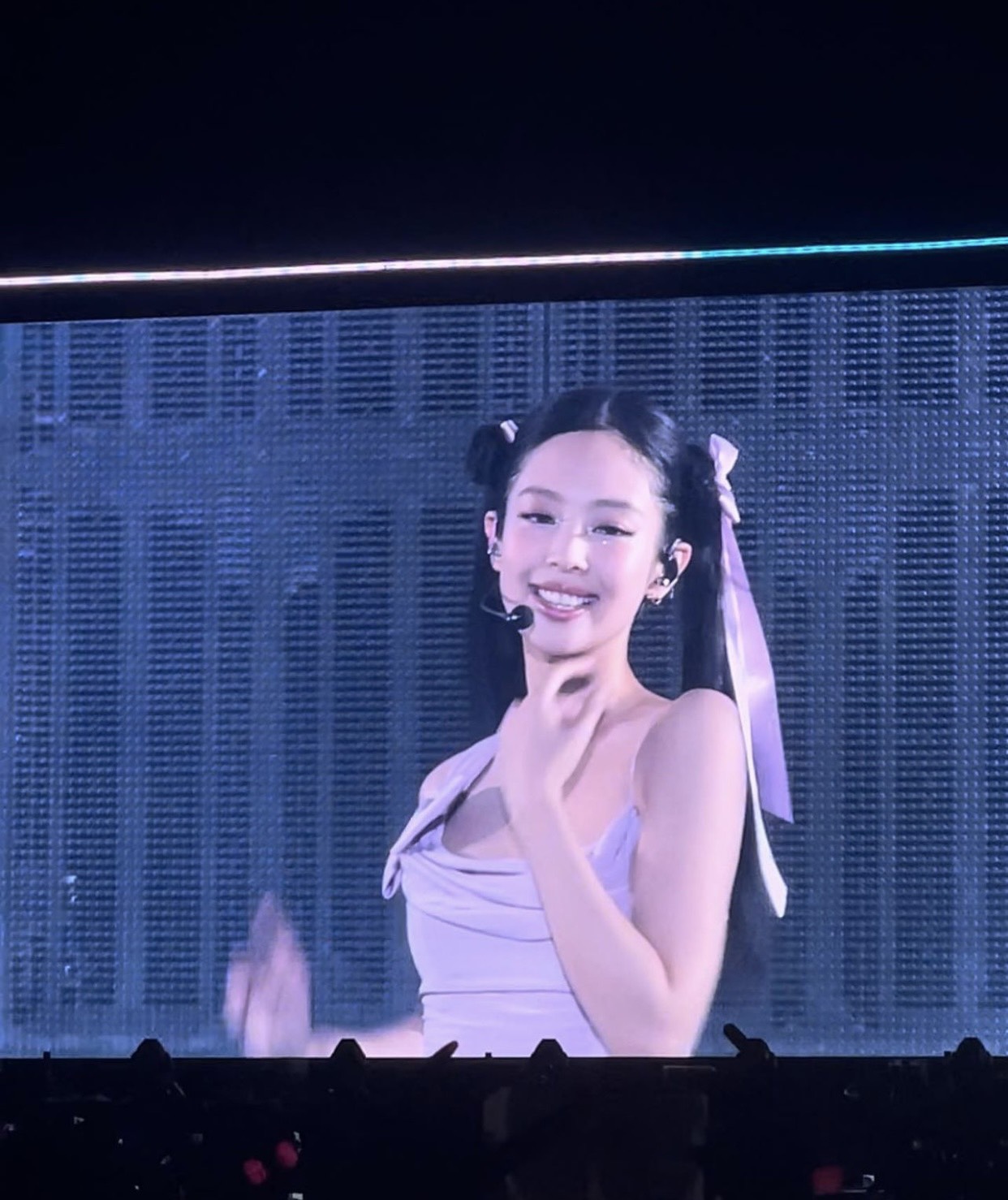 Jennie hiện rõ sự tràn đầy năng lượng tại sân khấu concert BLACKPINK ( Ảnh: Sunmax - LED )
