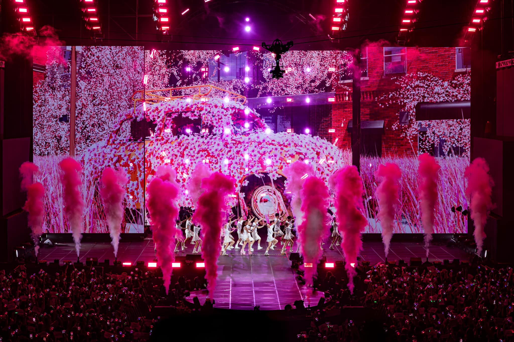 Sân khấu công nghệ màn hình LED tại concert của Hoàng Thùy Linh