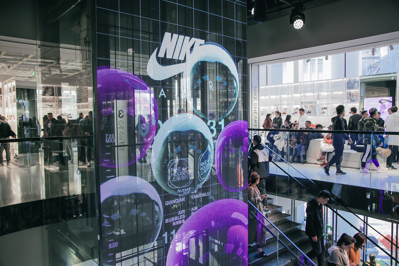 Màn hình led trong suốt tương tác được Nike sử dụng trong chiến dịch ra mắt sản phẩm mới thu hút người xem gây ấn tượng mạnh mẽ.