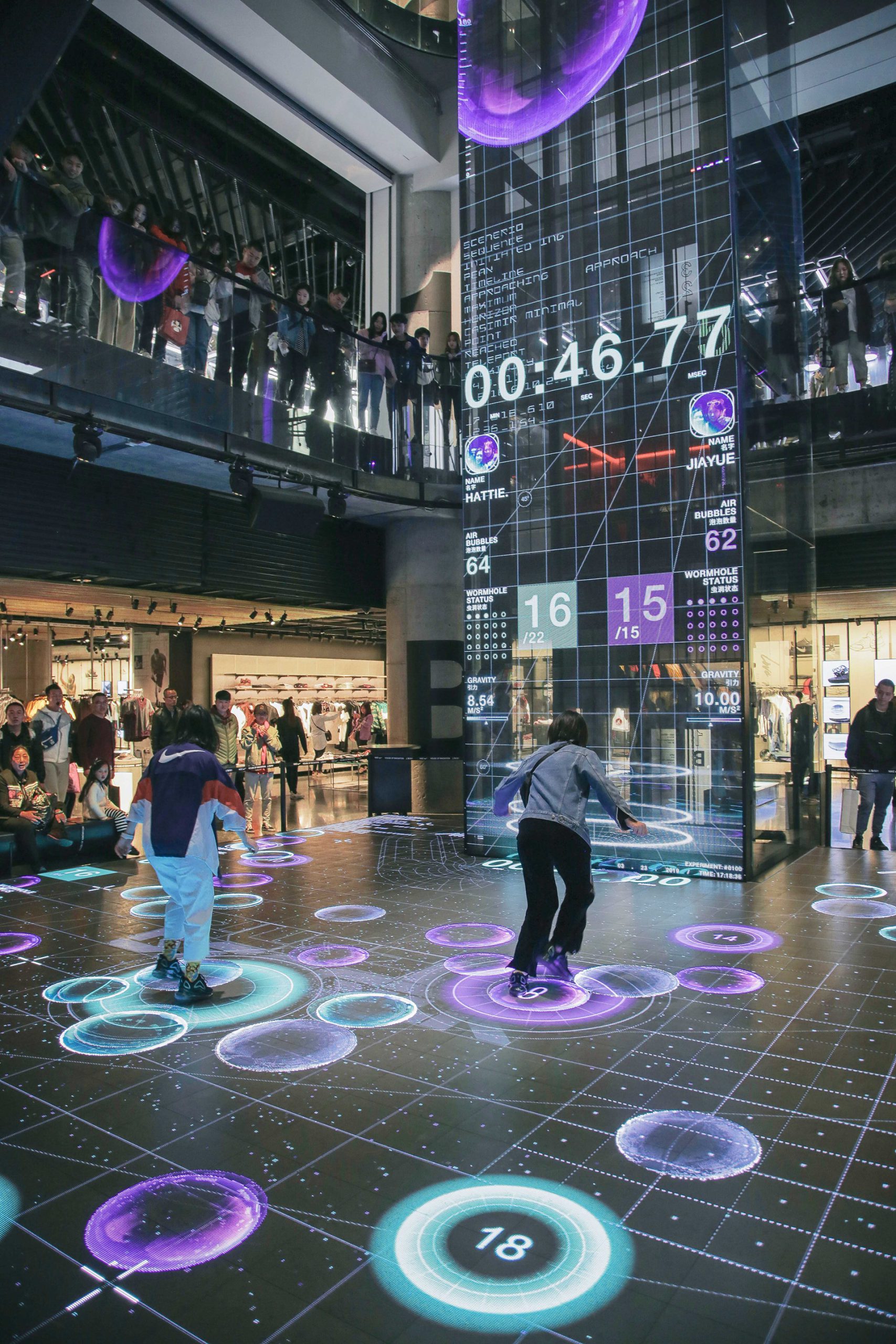 Màn hình LED trong suốt tương tác được Nike sử dụng trong chiến dịch ra mắt sản phẩm mới tạo nhiều sự thu hút