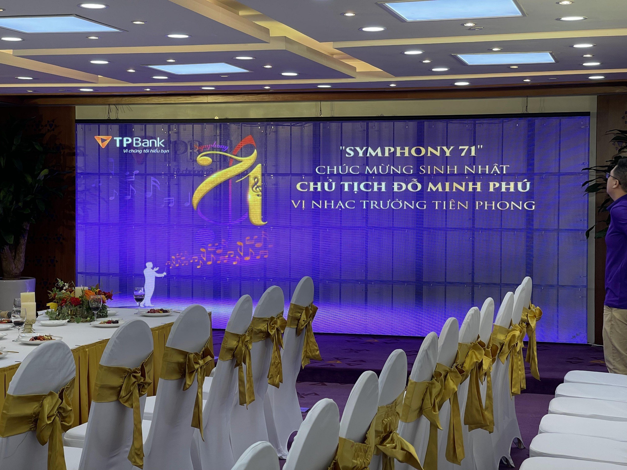 Sunmax LED vô cùng vinh dự khi được là một trong những nhà tài trợ màn hình LED trong suốt cho sự kiện "Symphony 71" của TPBank hội sở - mừng nhật chủ tịch Đỗ Minh Phú.
